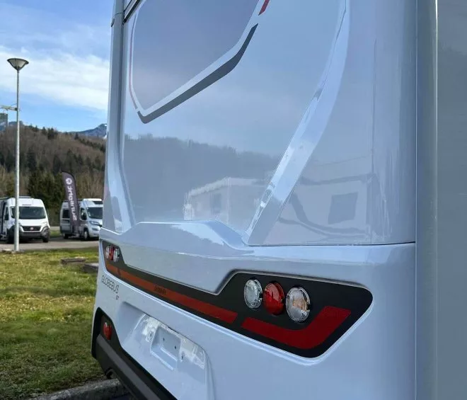Vue arrière d'un camping-car Dethleffs blanc stationné en extérieur.