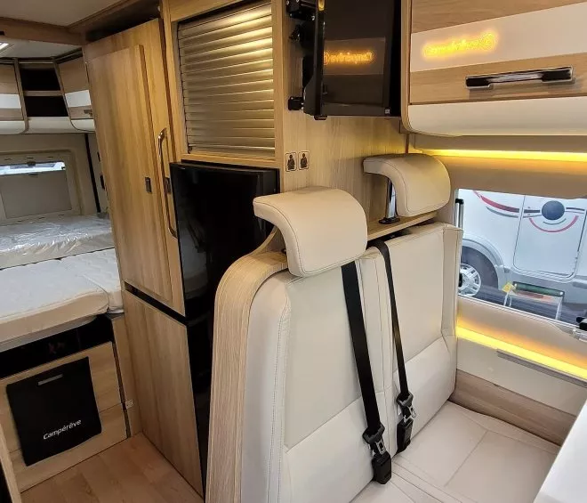Intérieur d'un camping-car moderne avec sièges en cuir et éclairage LED