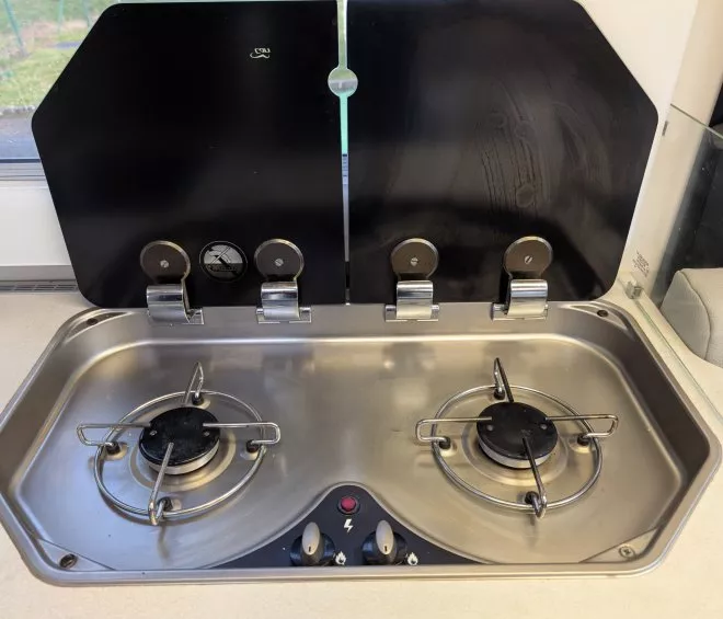 Plaque de cuisson à gaz double dans une cuisine de camping-car