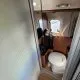 Salle de bain compacte dans un camping-car avec toilettes et lavabo