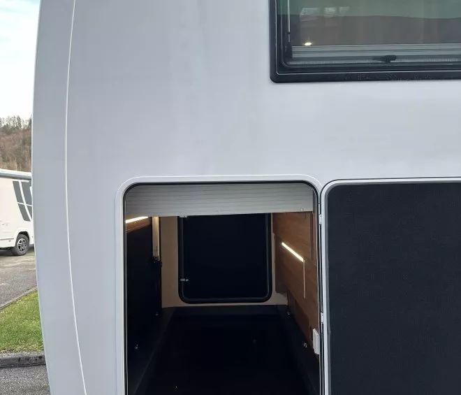 Coffre arrière ouvert d'un camping-car Fleurette, espace de rangement spacieux.