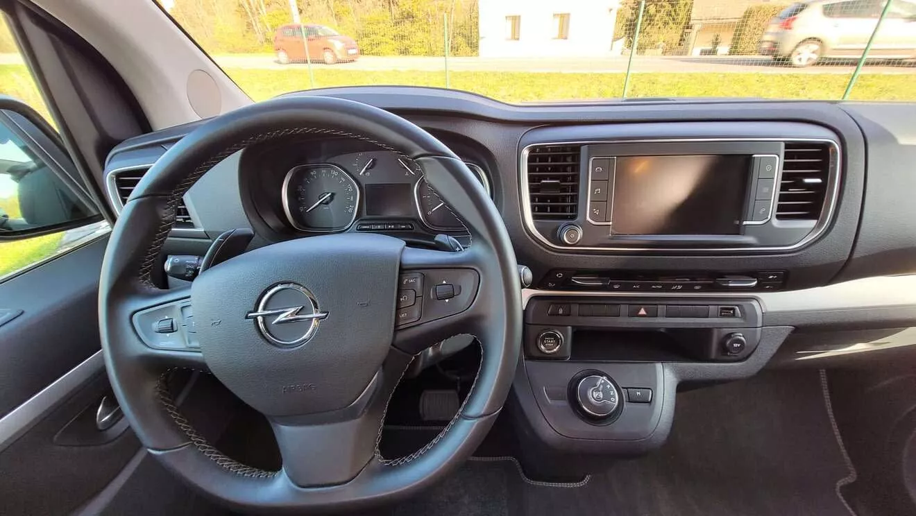 Tableau de bord d'un véhicule Opel avec volant et écran tactile
