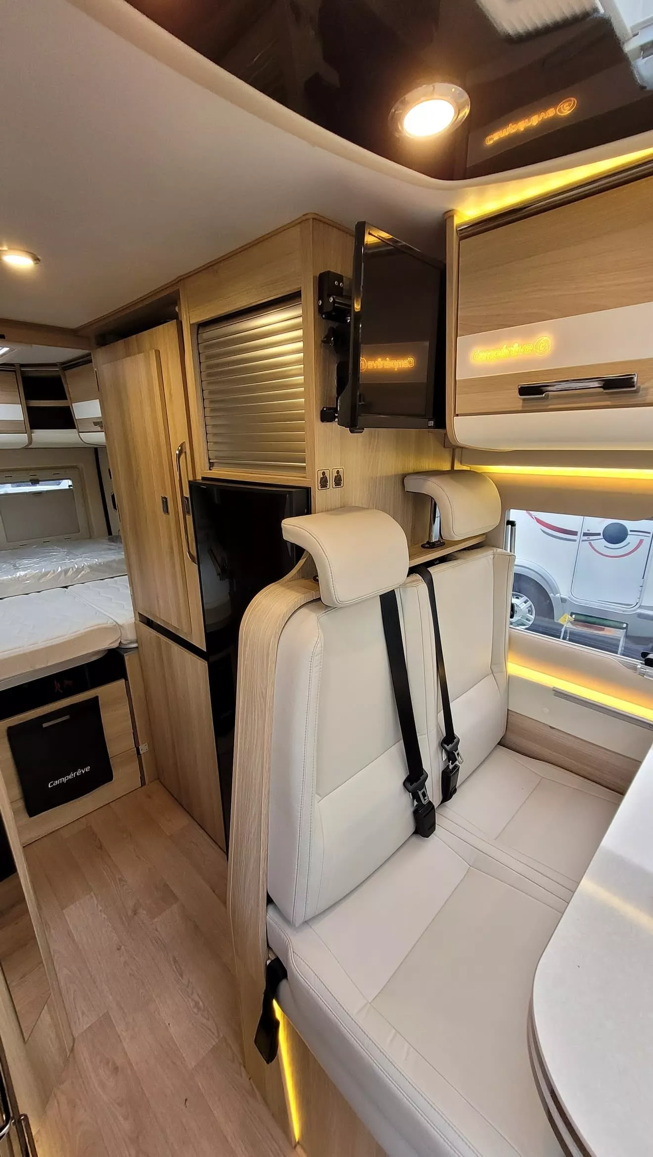 Intérieur d'un camping-car moderne avec sièges en cuir et éclairage LED