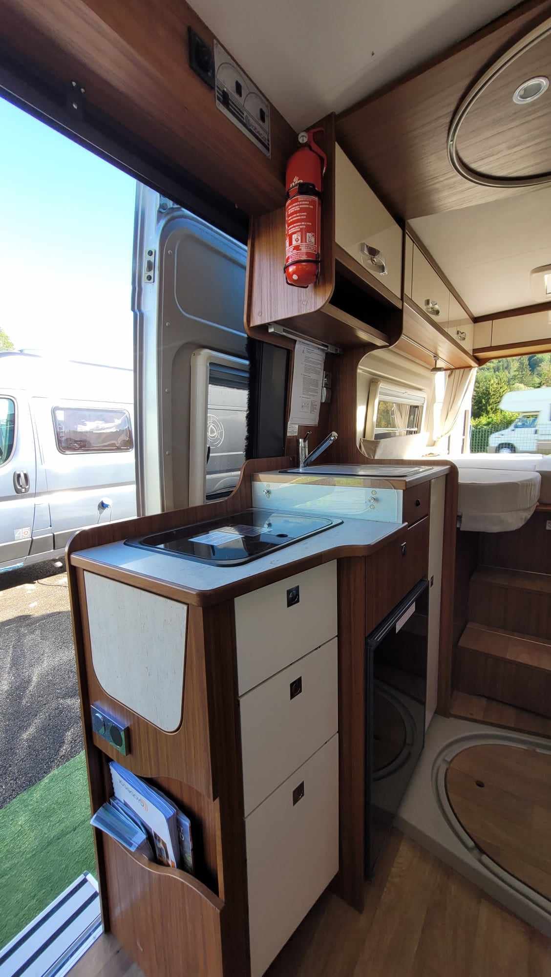 Intérieur d'un camping-car avec kitchenette et rangements en bois