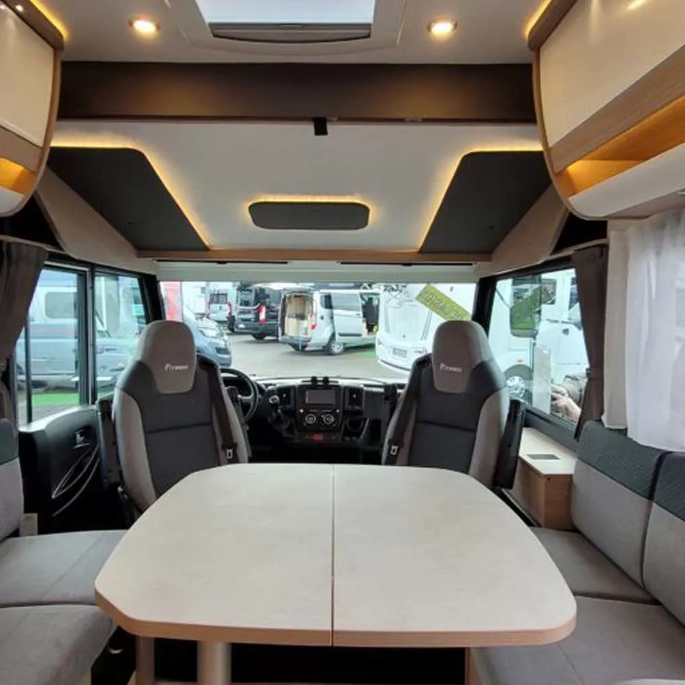 Intérieur d'un camping-car moderne avec table et sièges