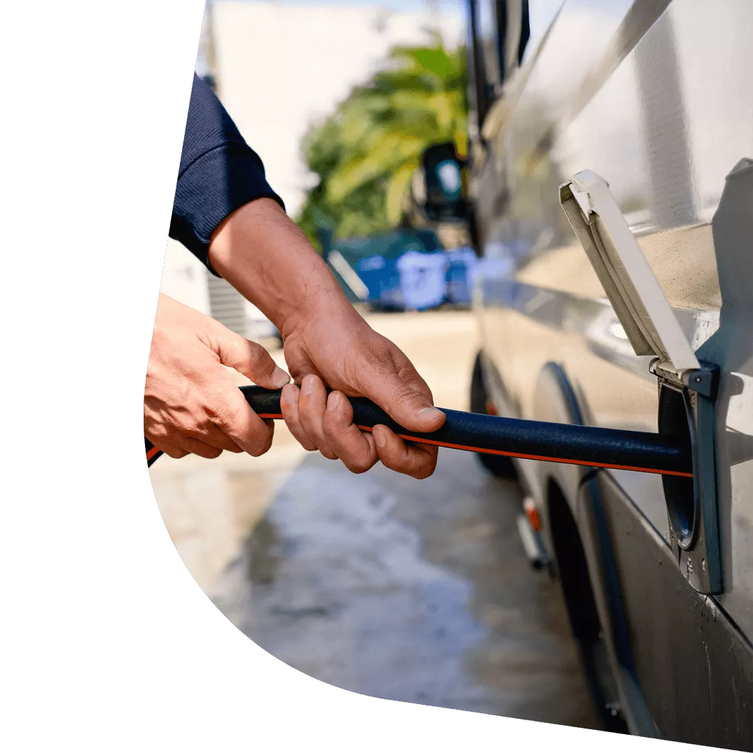 Branchement d'un câble électrique sur un camping-car en extérieur