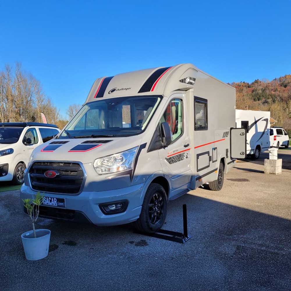 Camping-car Challenger stationné en extérieur par temps ensoleillé
