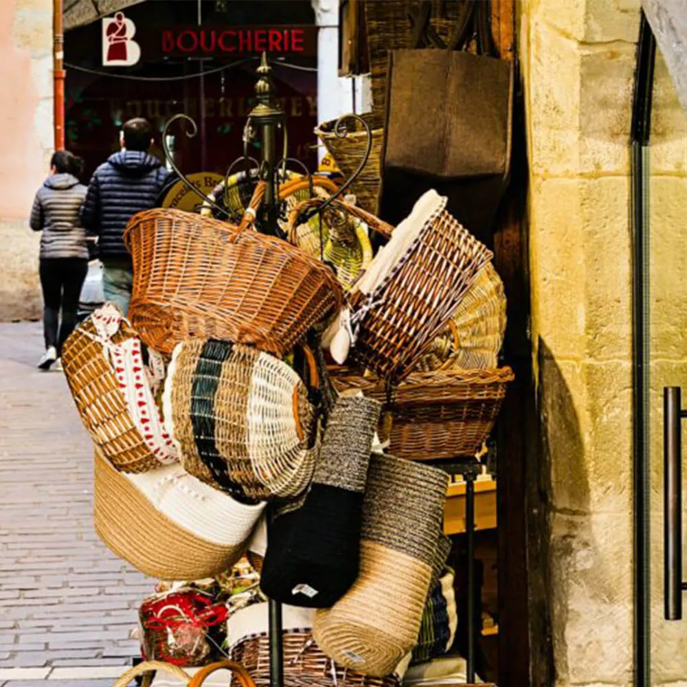 Paniers en osier exposés devant une boutique en centre-ville