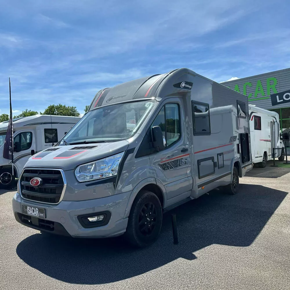 Camping-car Challenger gris stationné devant un concessionnaire Isacar