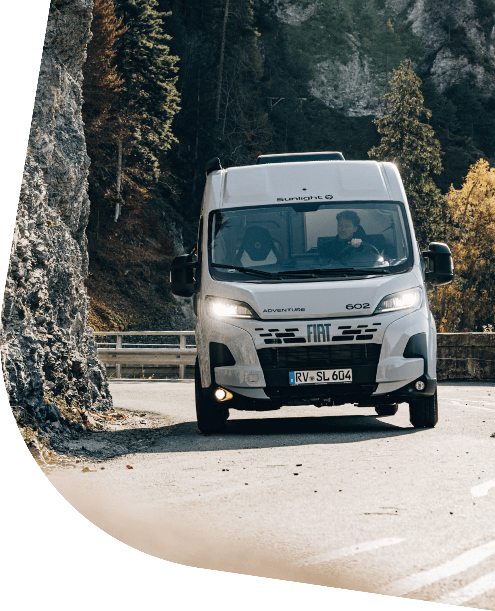 Camping-car Fiat Sunlight sur route de montagne