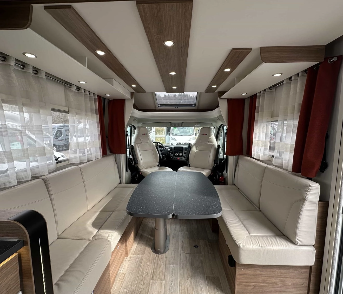 Intérieur d'un camping-car moderne avec sièges en cuir et table centrale