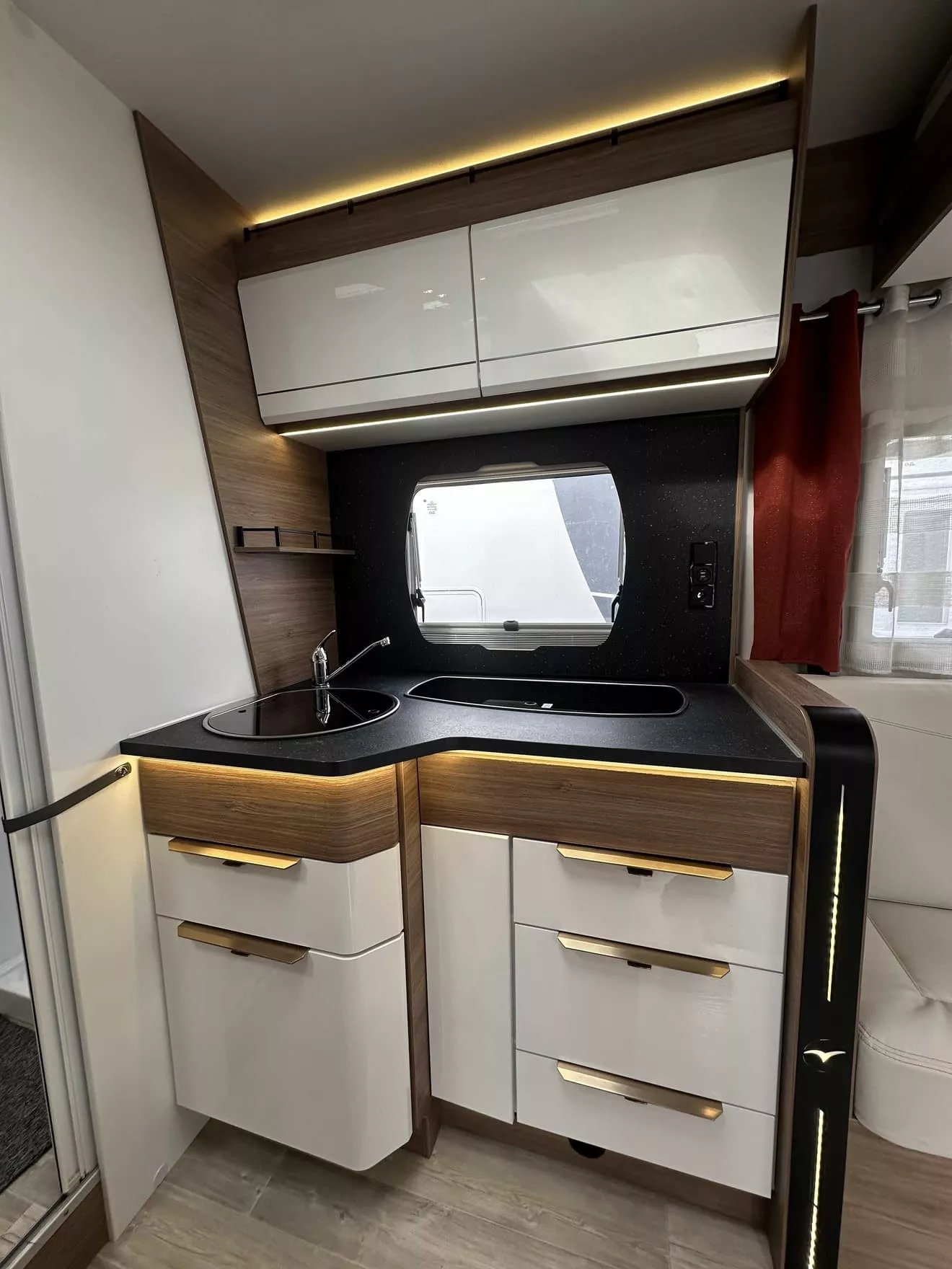 Cuisine moderne de caravane avec placards blancs et éclairage LED
