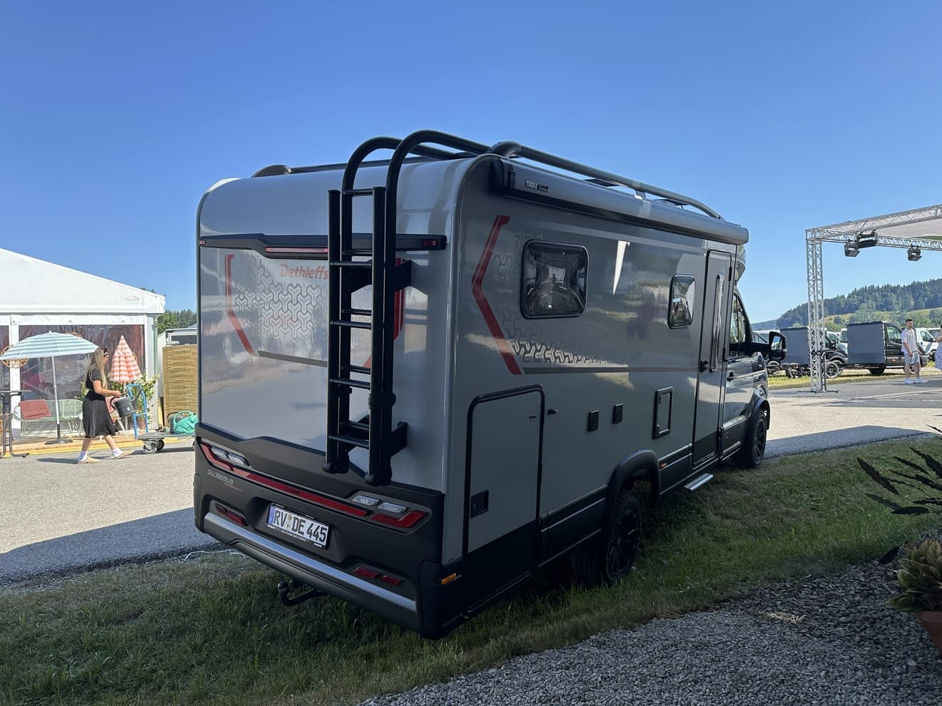 Camping-car Dethleffs stationné lors d'un événement en plein air, ciel dégagé