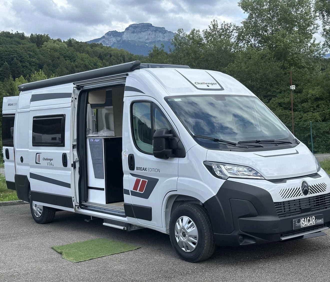 Camping-car Challenger V114L Break Edition stationné en extérieur