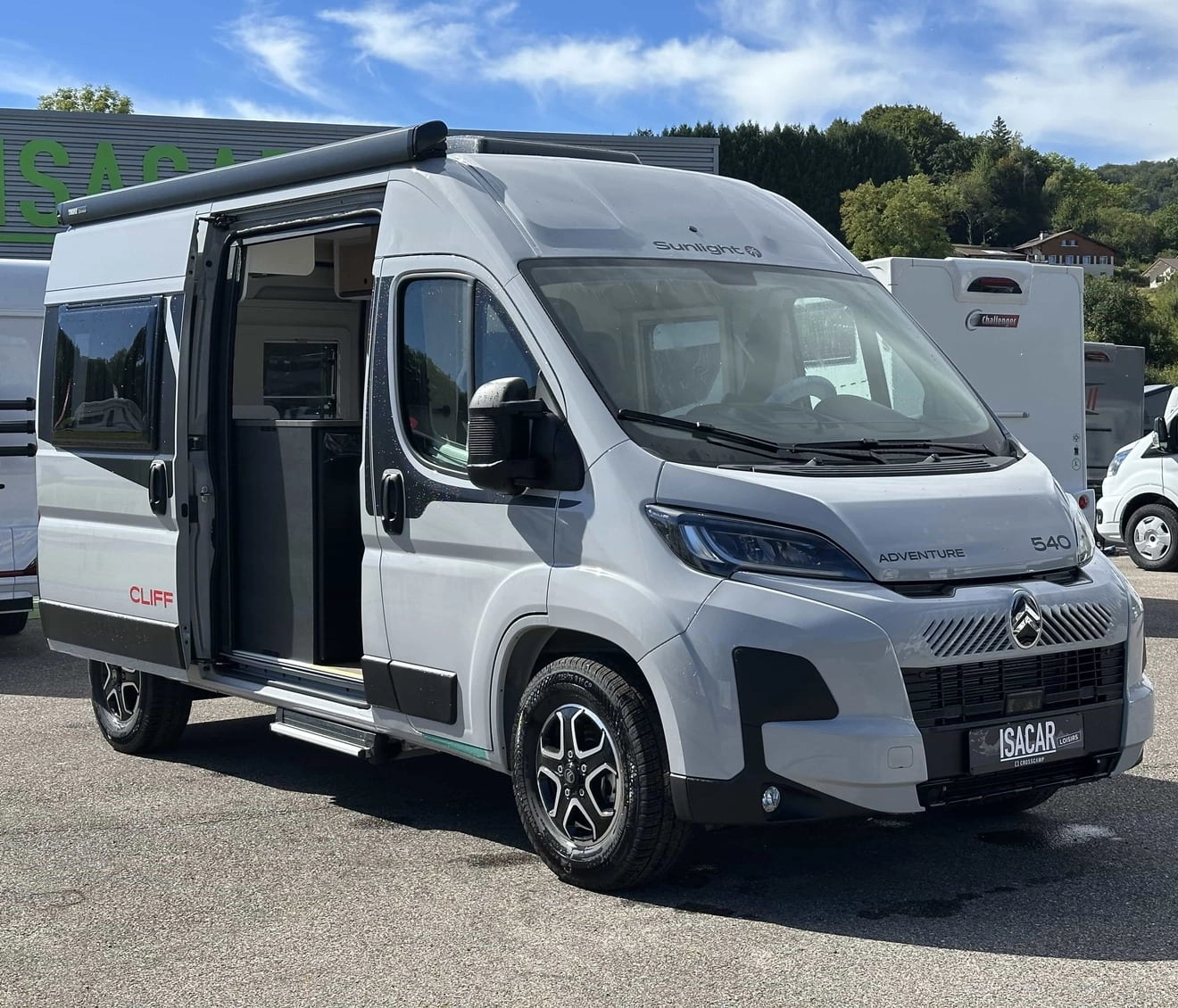 Fourgon aménagé Sunlight Cliff 540 stationné sur un parking