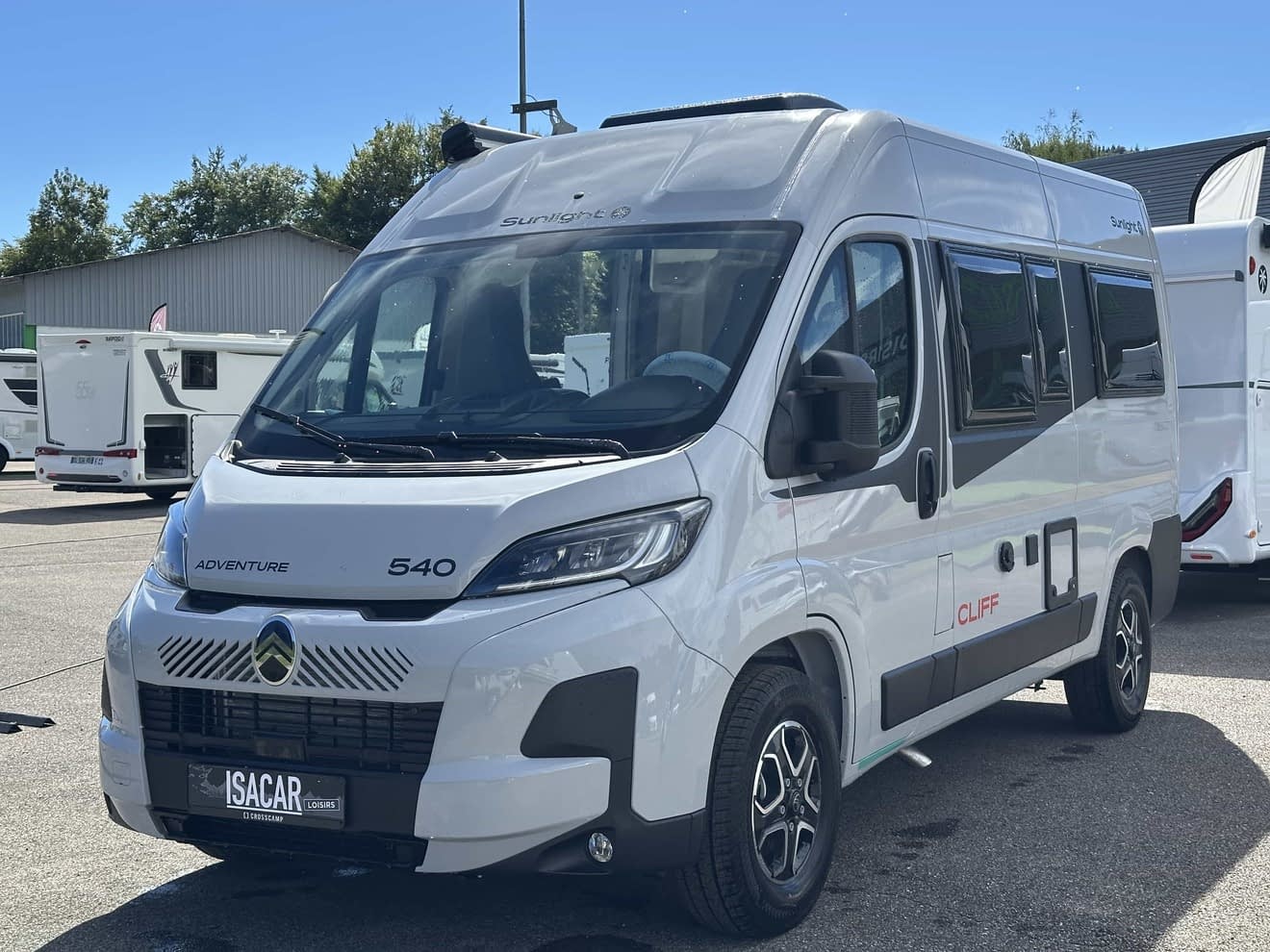 Camping-car Sunlight Cliff 540 stationné sur un parking