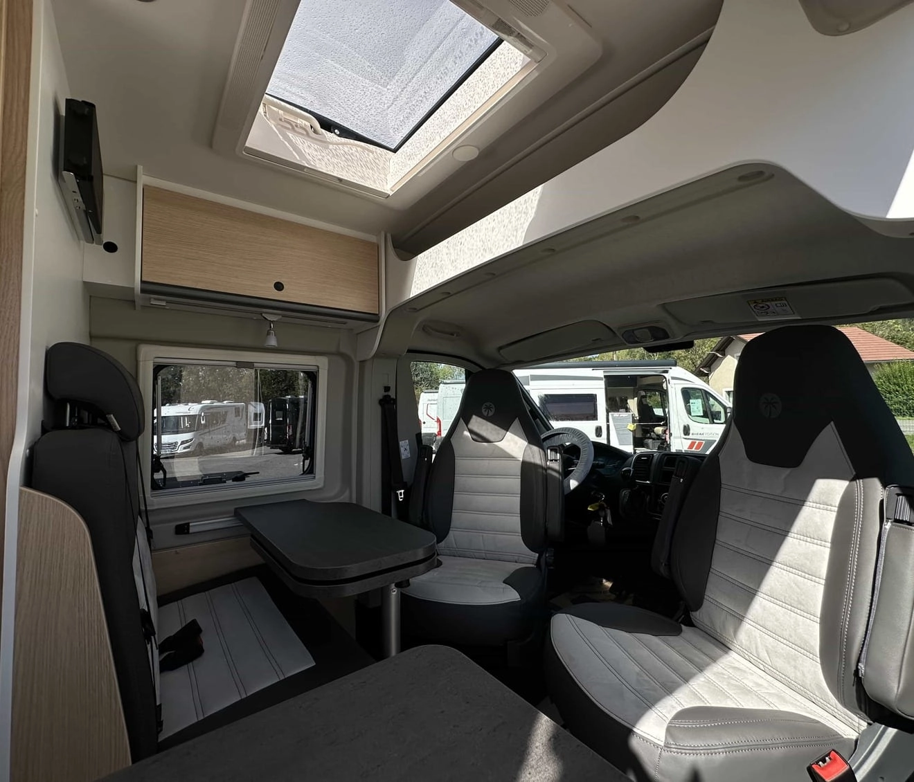 Intérieur d'un camping-car moderne avec sièges et table pliante