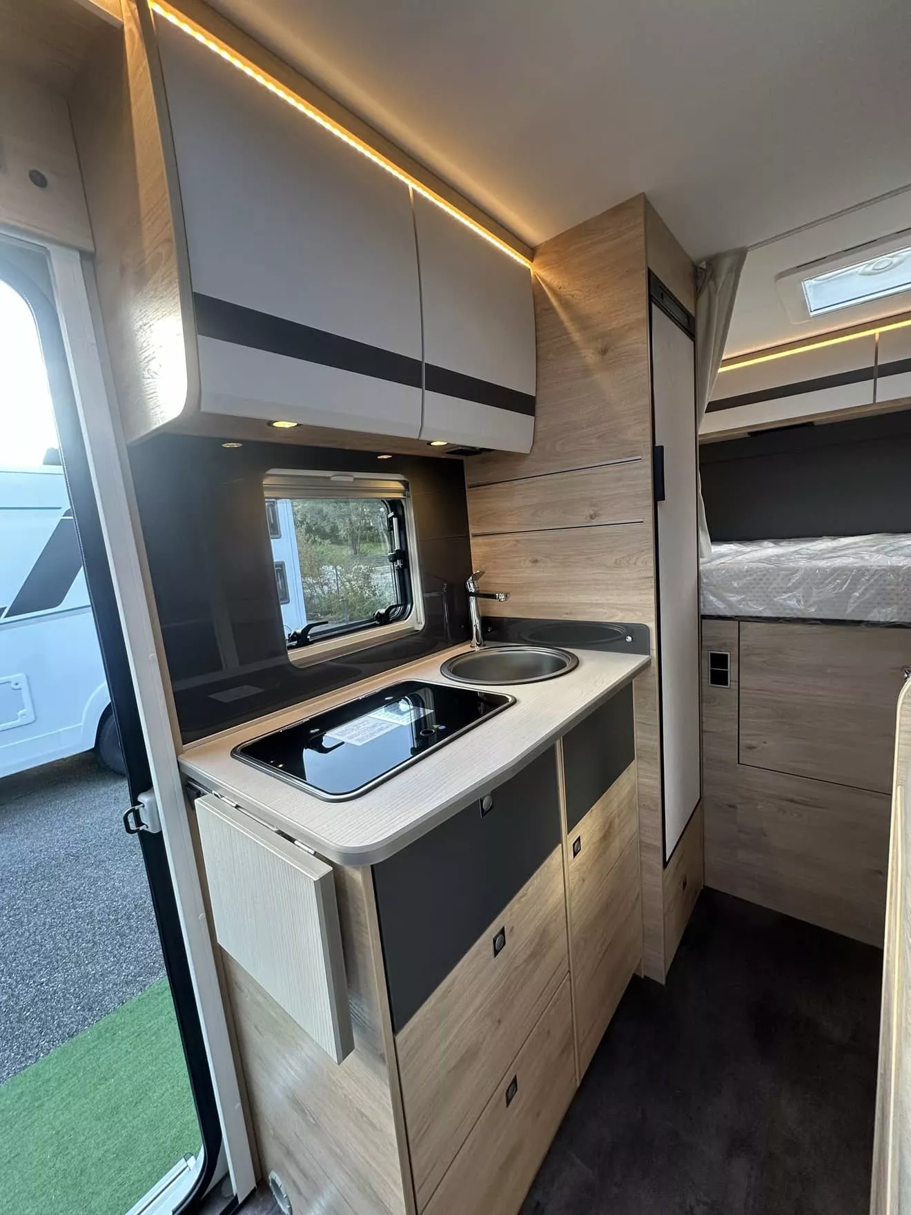 Intérieur moderne d'un camping-car avec cuisine équipée et éclairage LED