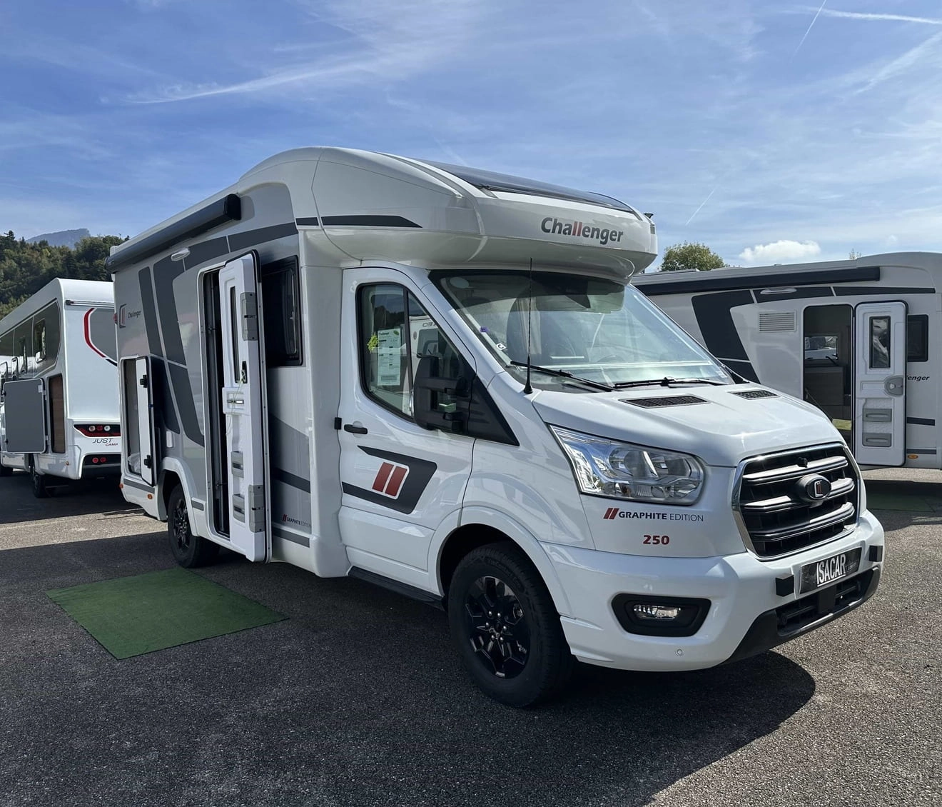 Camping-car Challenger Graphite Edition 250 stationné sur un parking en plein air.