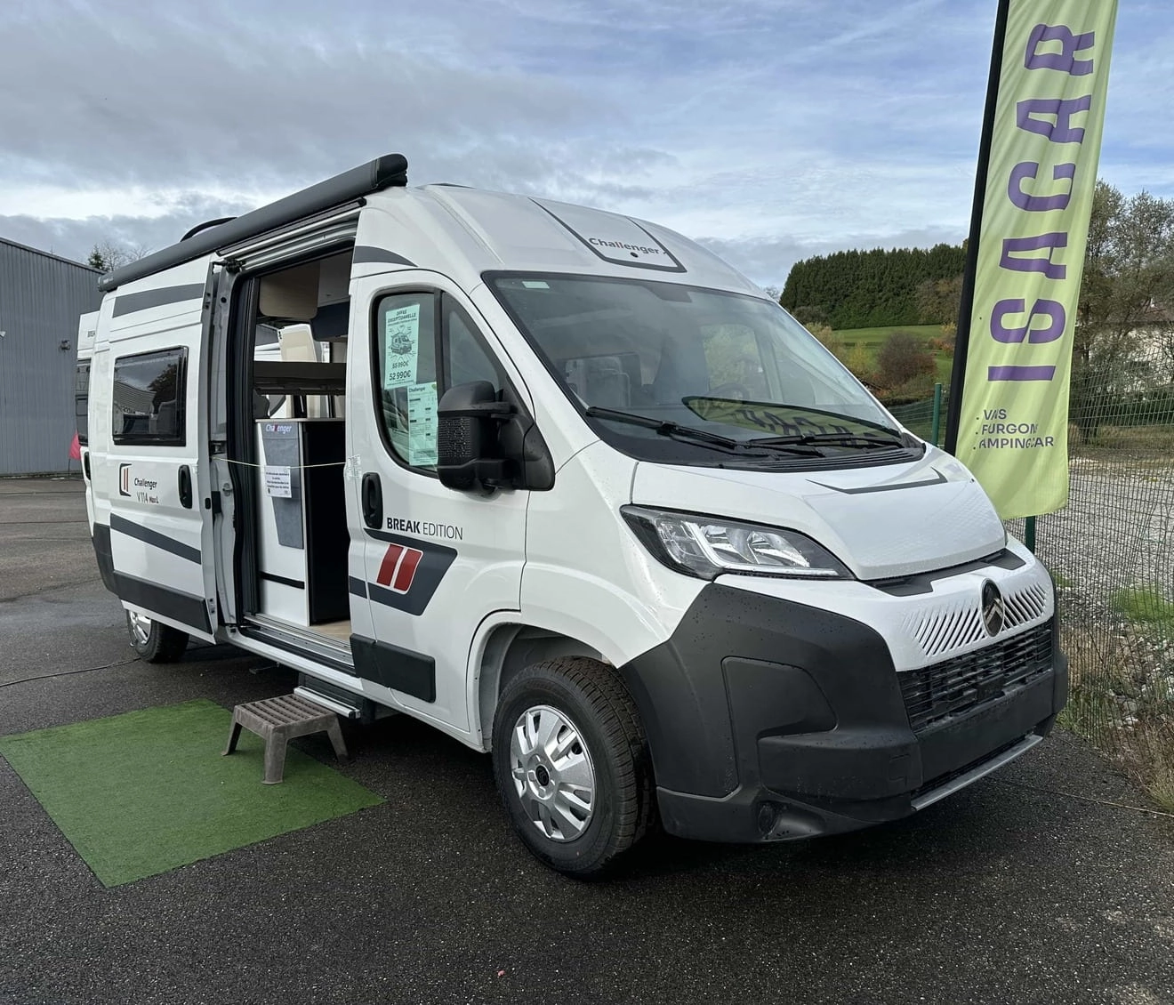 Camping-car blanc Challenger stationné devant un bâtiment Isacar