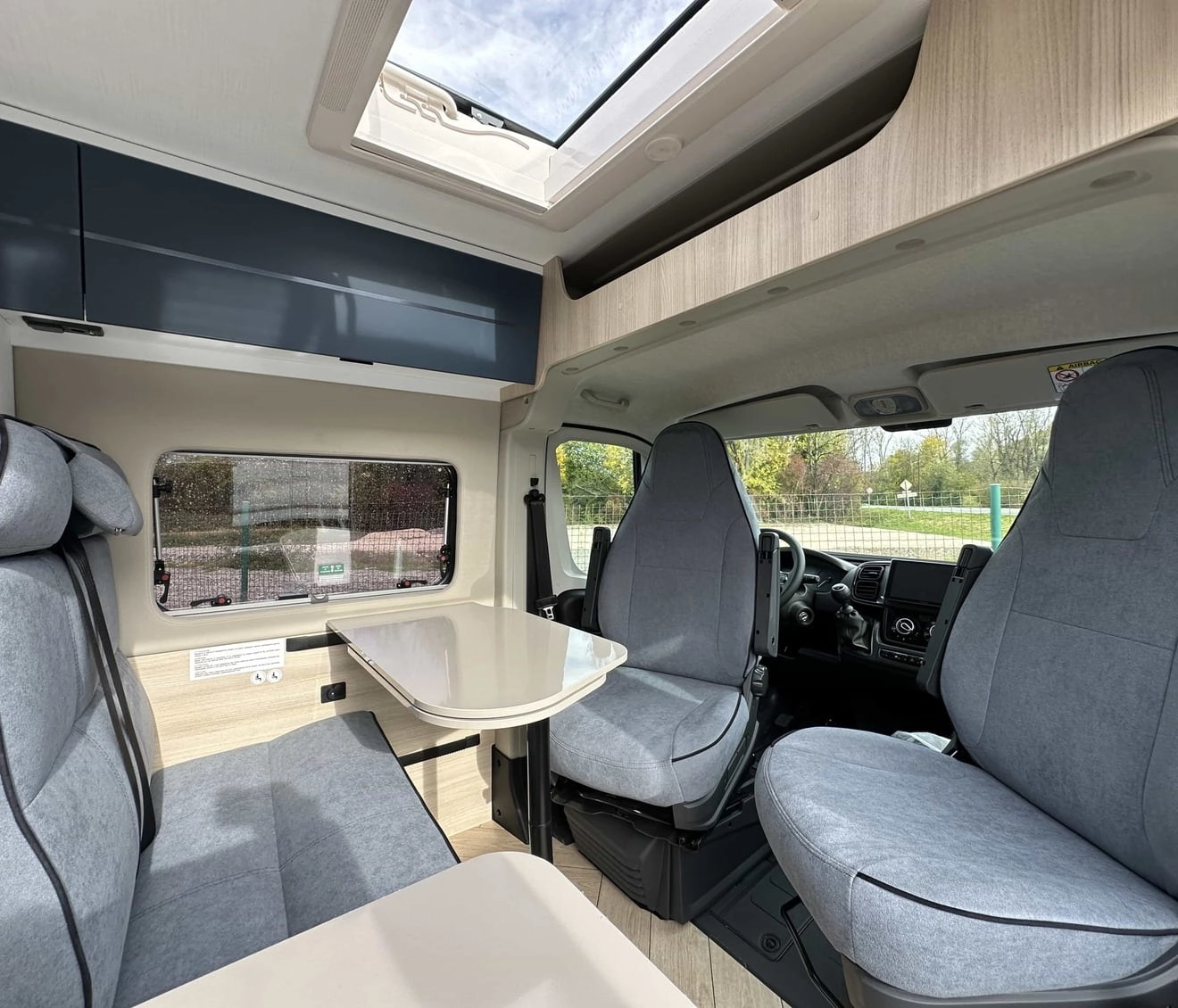 Intérieur d'un camping-car moderne avec sièges et table pliante