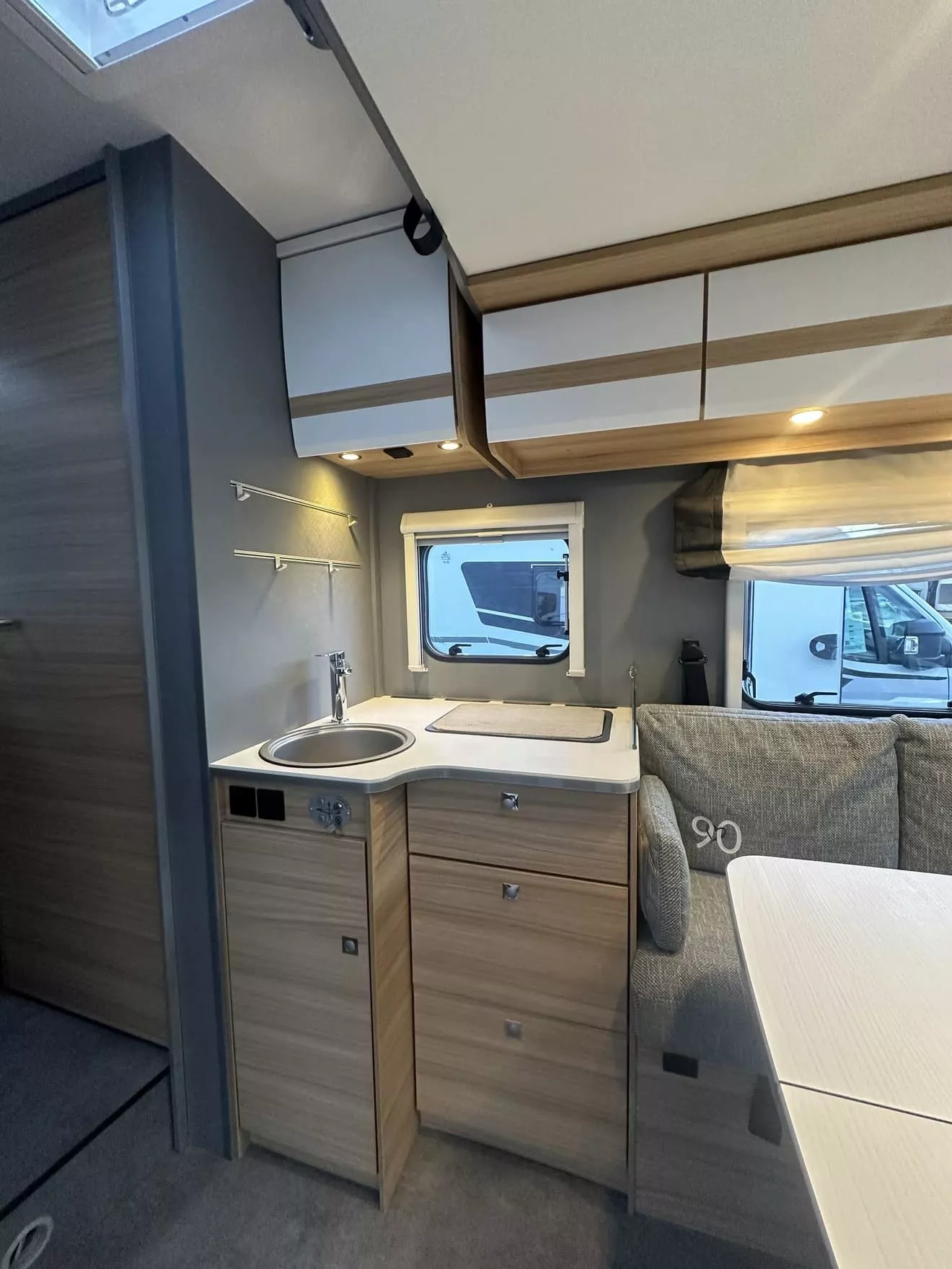Intérieur d'une caravane moderne avec cuisine compacte et coin salon