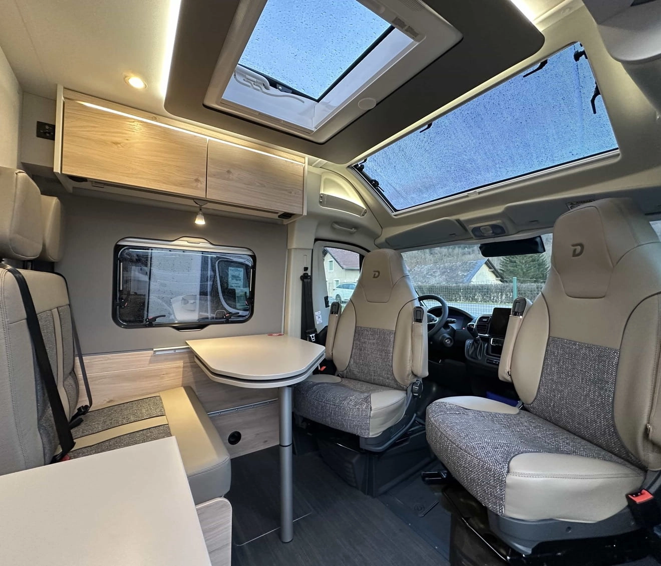 Intérieur d'un camping-car moderne avec sièges et table pliante