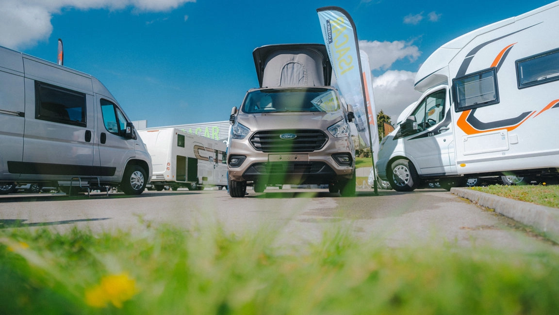 Camping-cars exposés sur un parking sous un ciel bleu