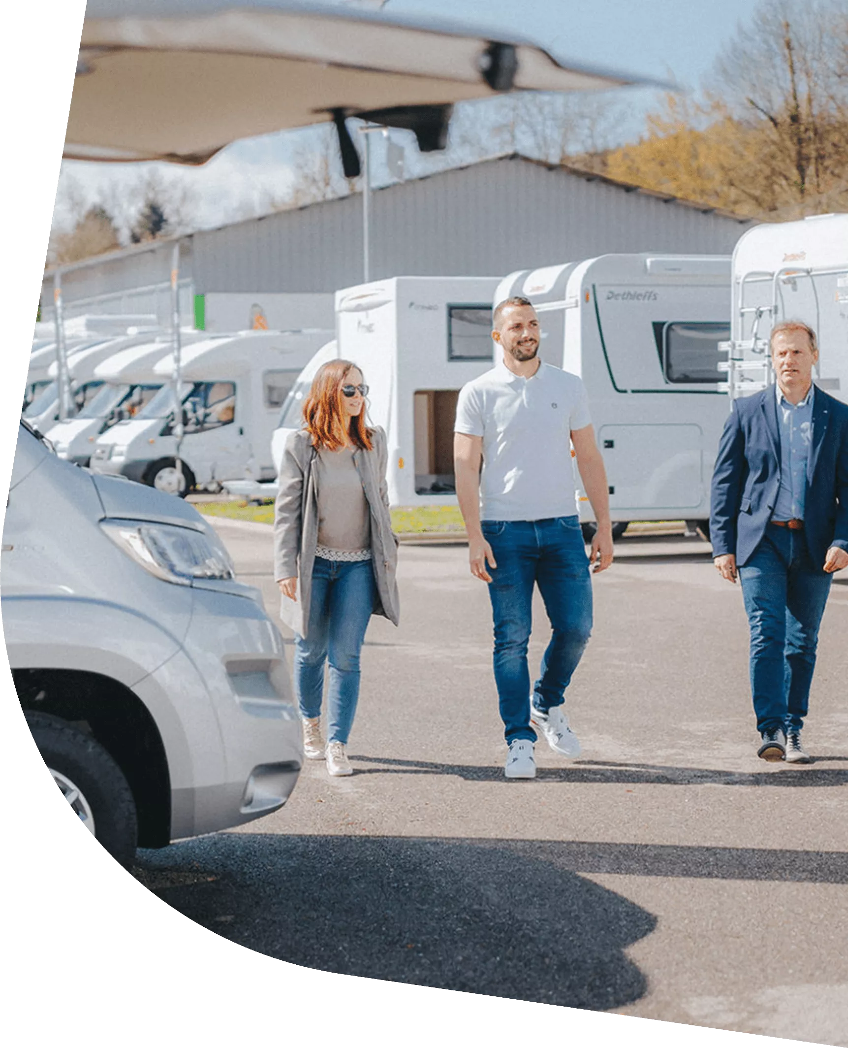 Groupe de personnes visitant un parc de camping-cars par une journée ensoleillée