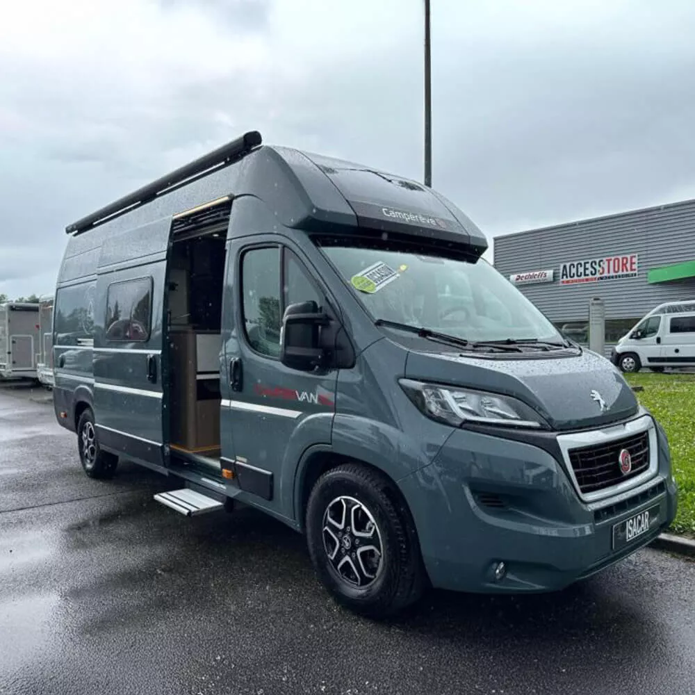 Fourgon aménagé Peugeot sur un parking devant un magasin AccessStore
